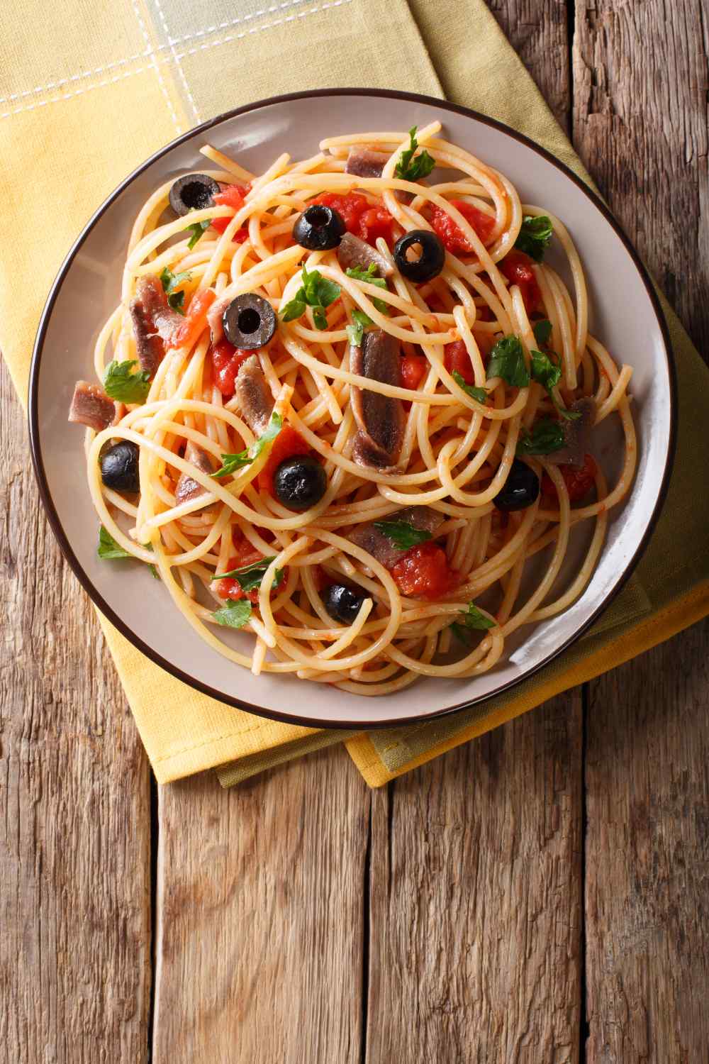 Pasta mit Tomaten Oliven Soße
