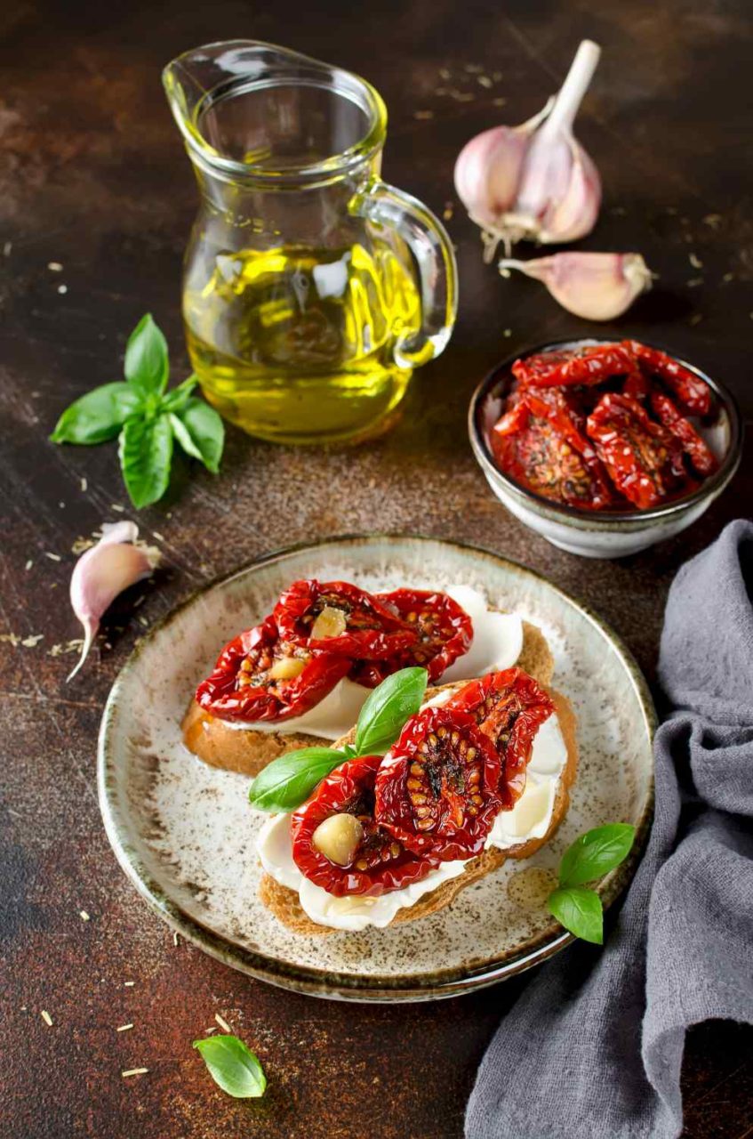 Getrocknete Tomaten auf Brot mit Frischkäse