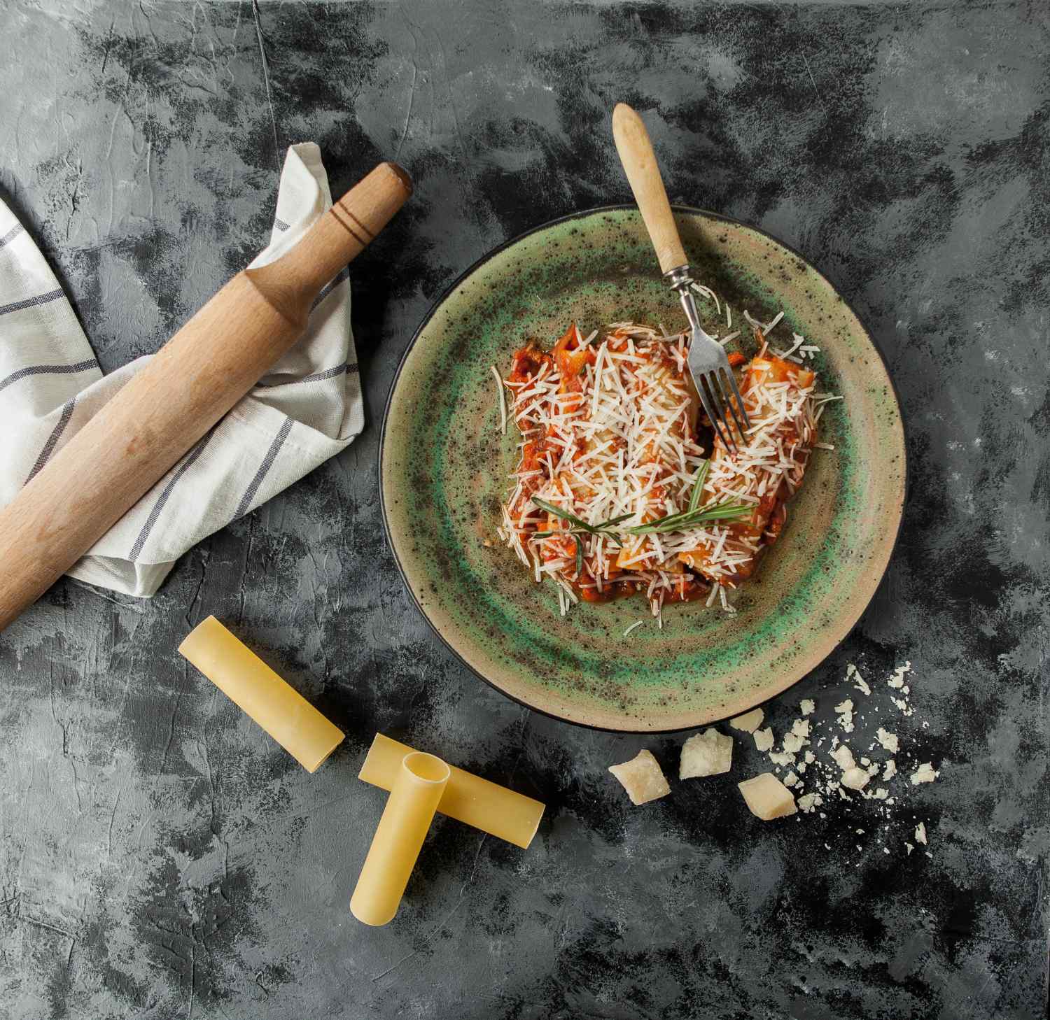 Canelloni mit geriebenem Parmesan auf Teller