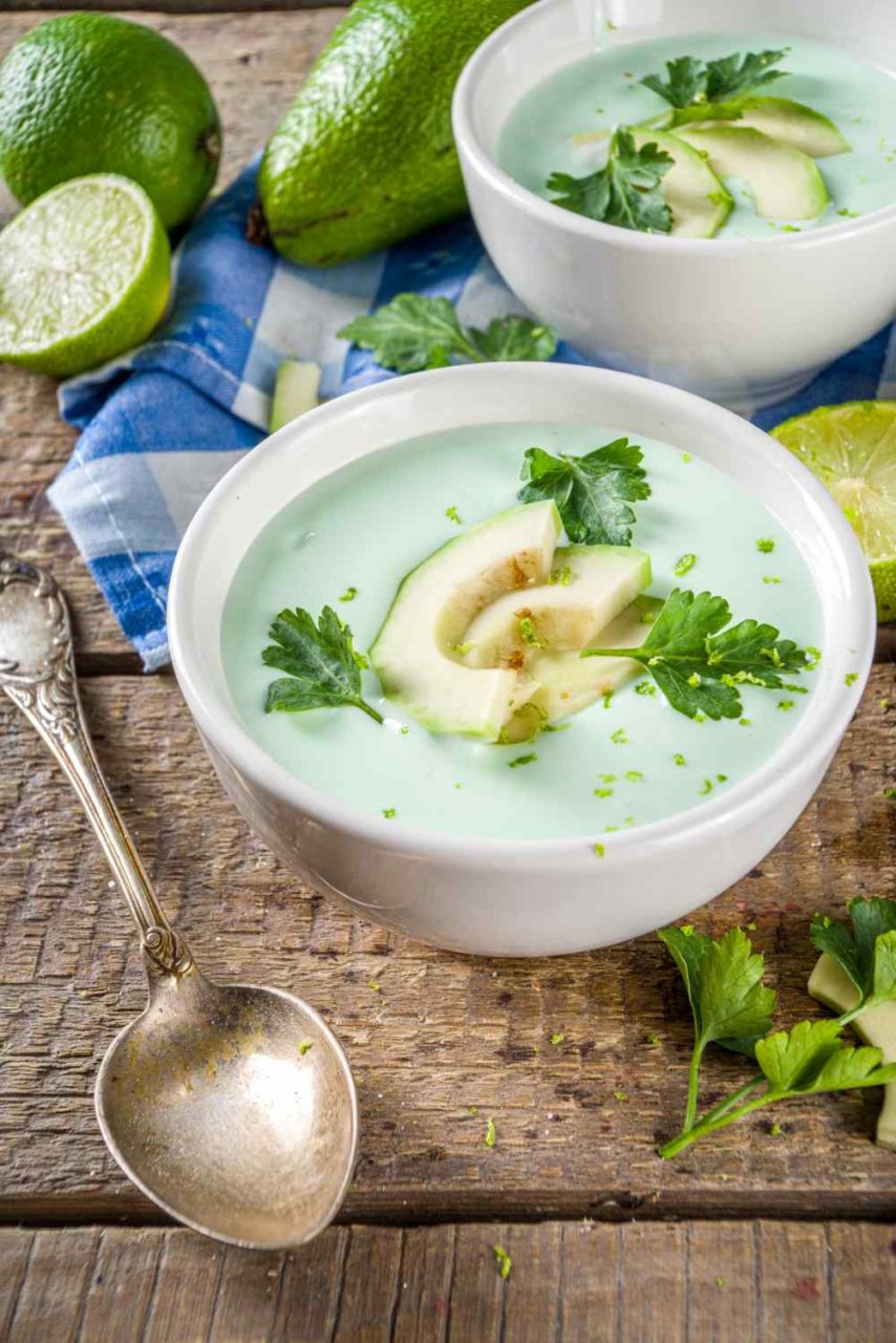 Suppe in Schüssel mit Limette und Avocado