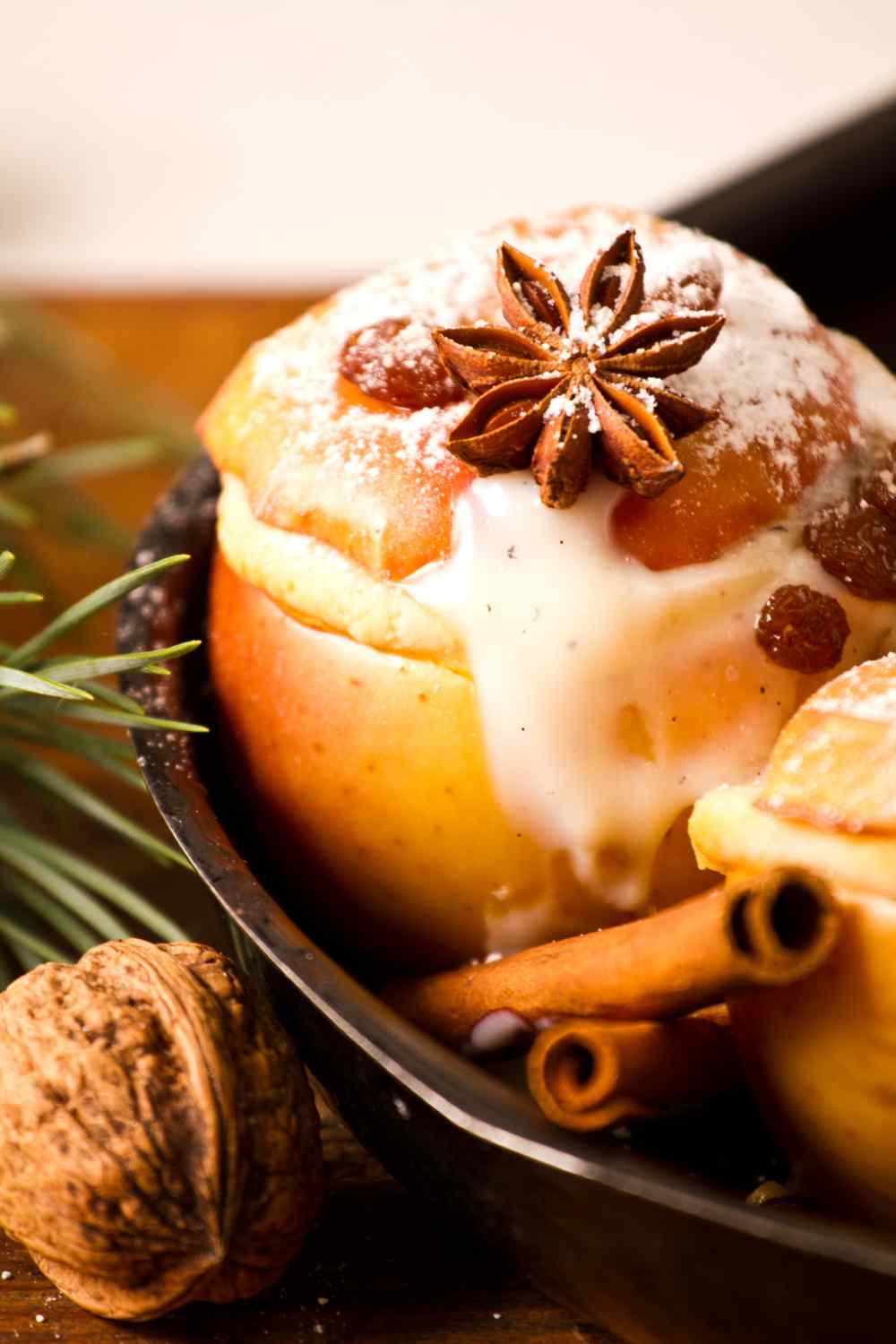 Bratäpfel mit Puderzucker in weihnachtlichem Dekor