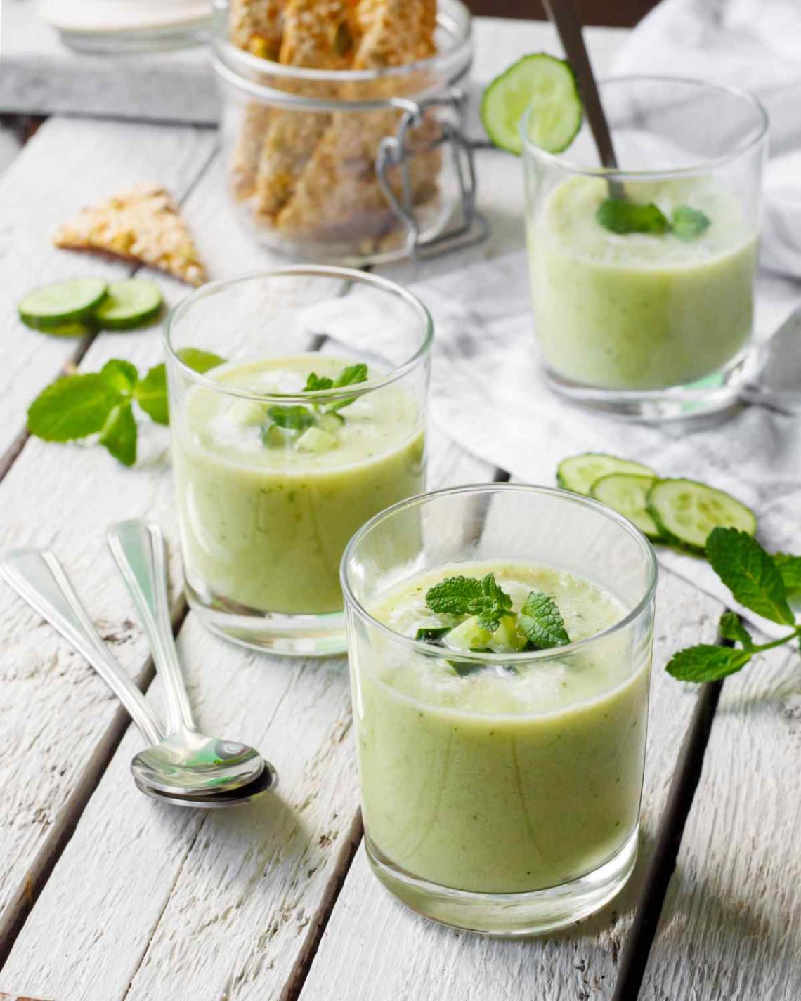 Gläser mit Gurkensuppe mit Minze garniert