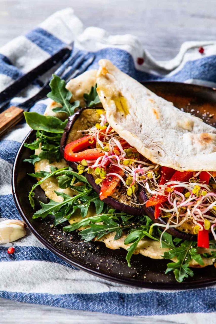 Fladenbrot gefüllt mit allerlei Gemüse und Salat