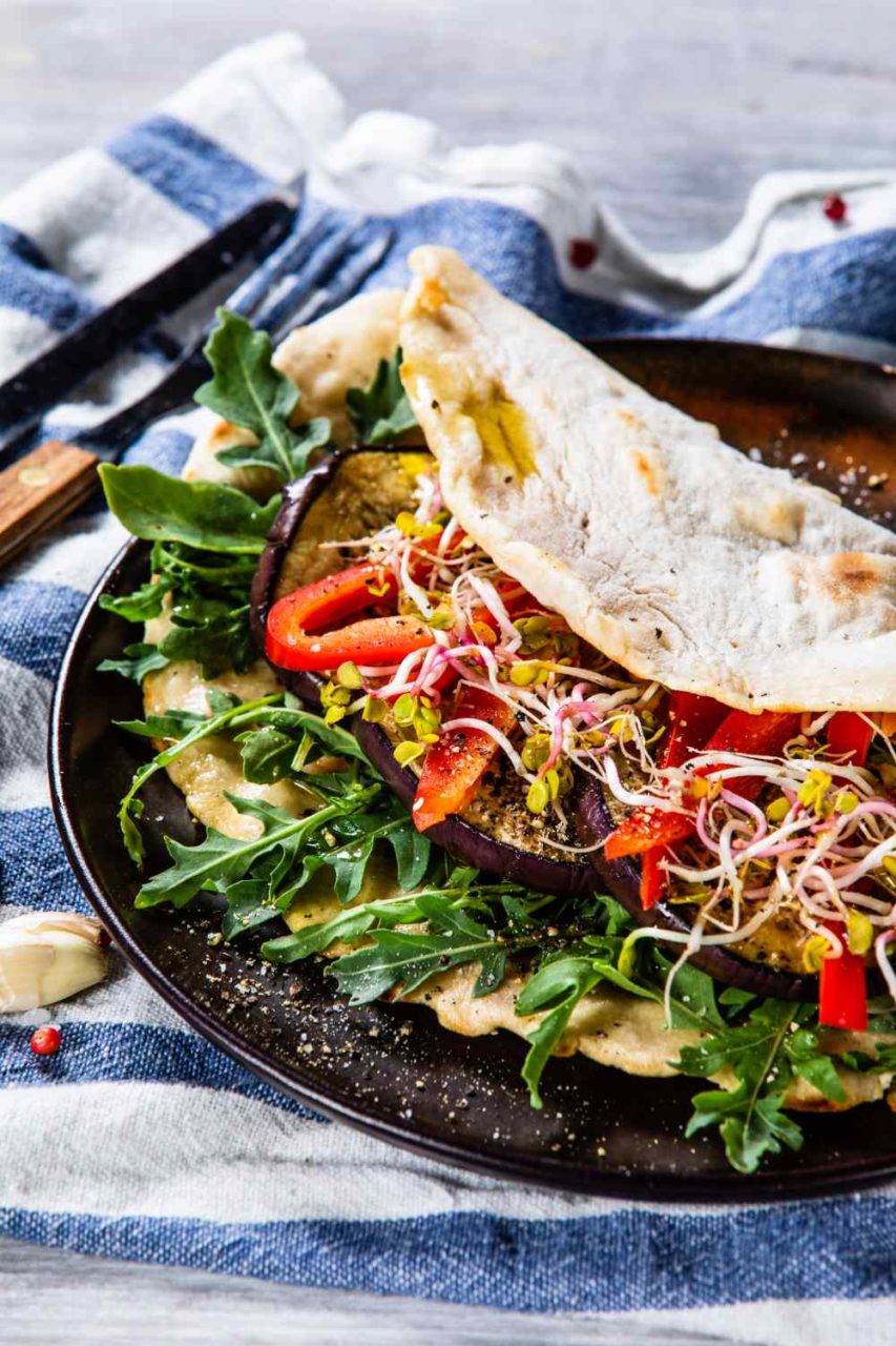 Fladenbrot gefüllt mit allerlei Gemüse und Salat