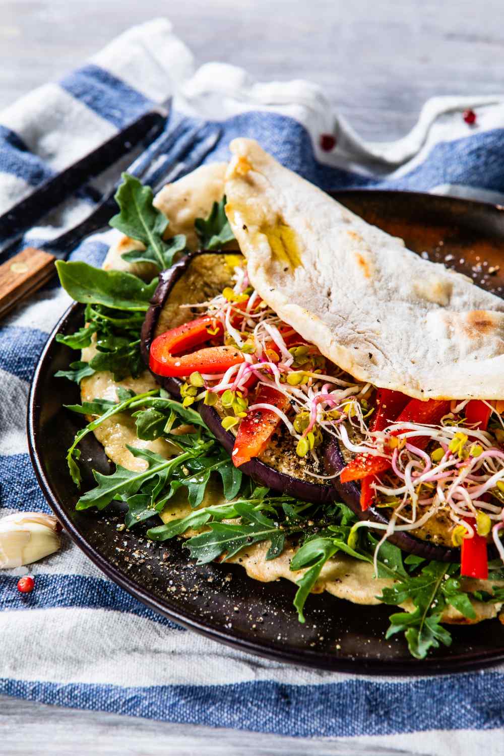 Fladenbrot gefüllt mit allerlei Gemüse und Salat
