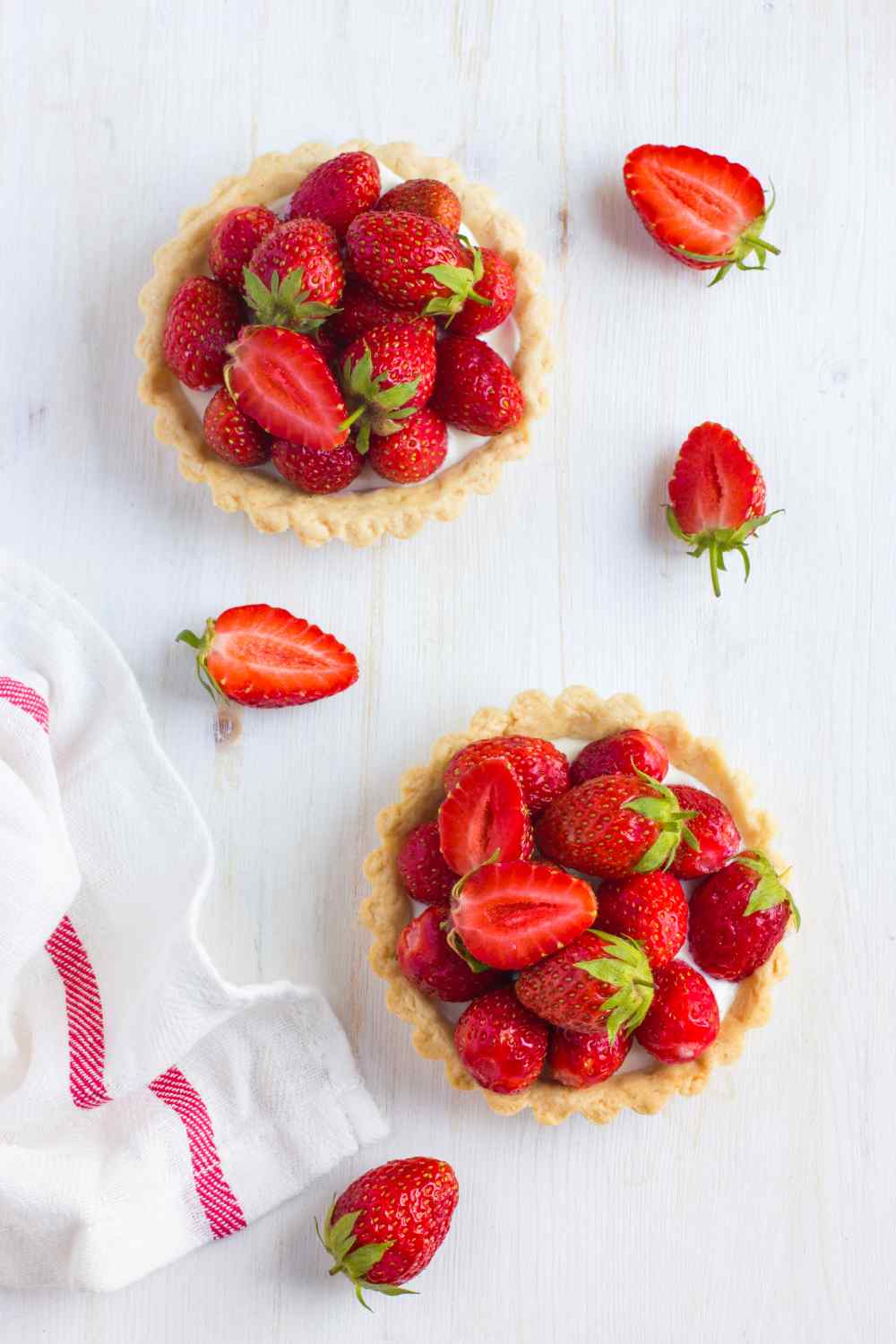 Törtchen mit ganzen Erdbeeren