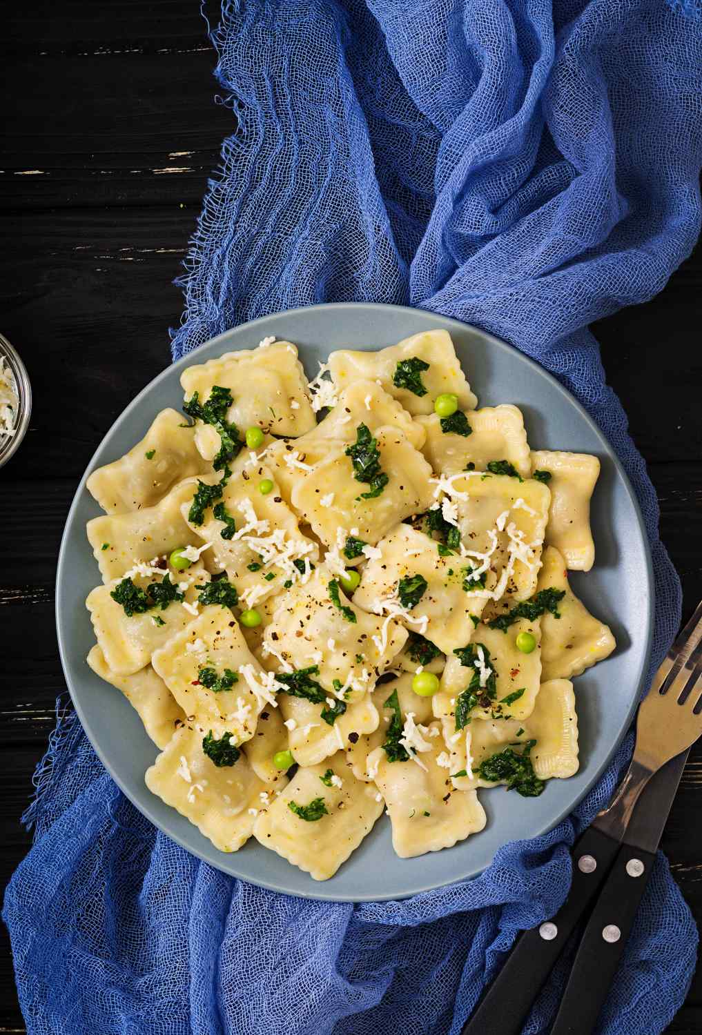 Tortellini mit Käse, Erbsen und Spinat