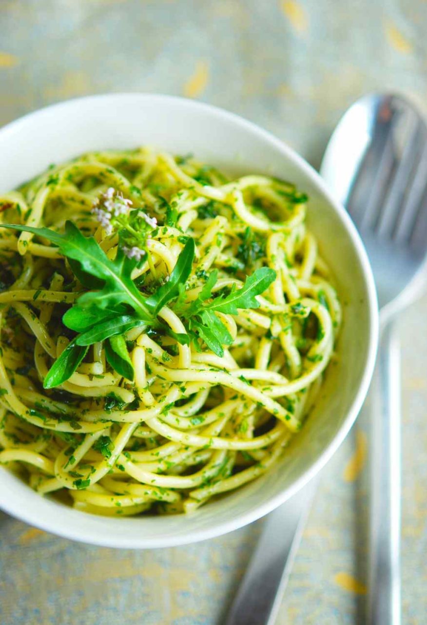 Spaghetti in Schüssel mit Rucola