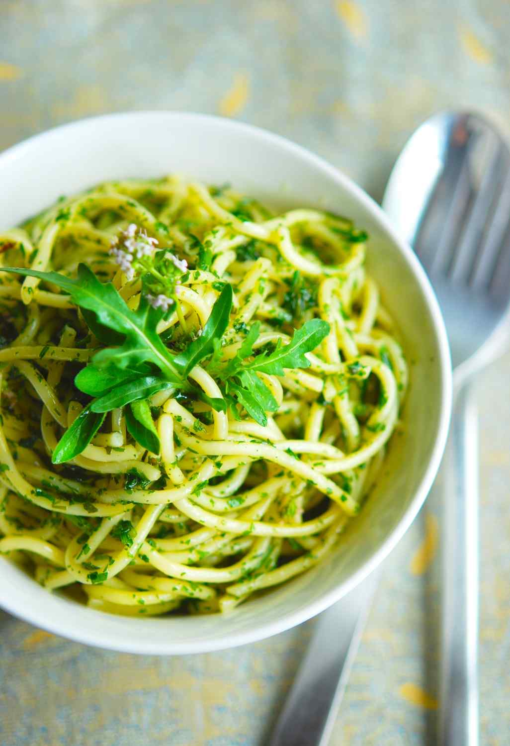 Spaghetti in Schüssel mit Rucola