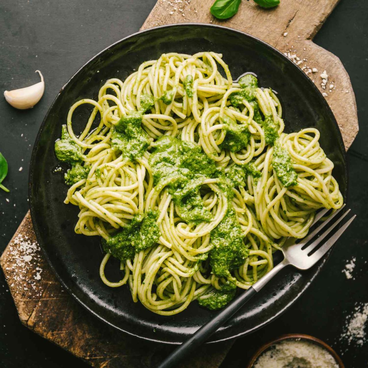 Spaghetti mit Erbsenpesto auf schwarzen Teller