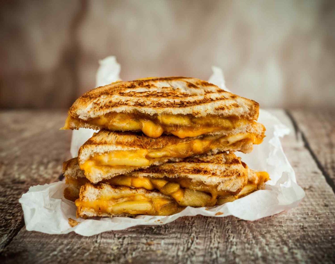 4 halbe grilled Cheese Sandwiches mit Röststreifen