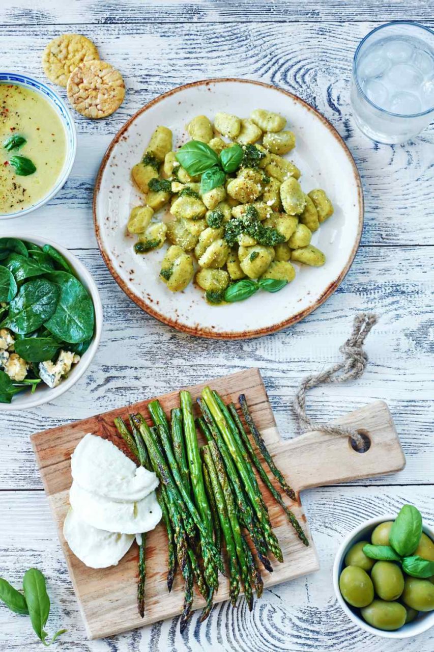 Gnocchi mit Spargel, Suppe und Beilagen angerichtet