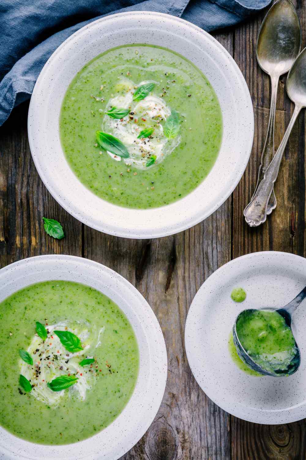 zwei Teller mit Spargelsuppe