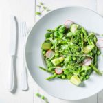 Grüner Spargelsalat mit Radieschen, Gurken, Erbsen und weiterm Gemüse