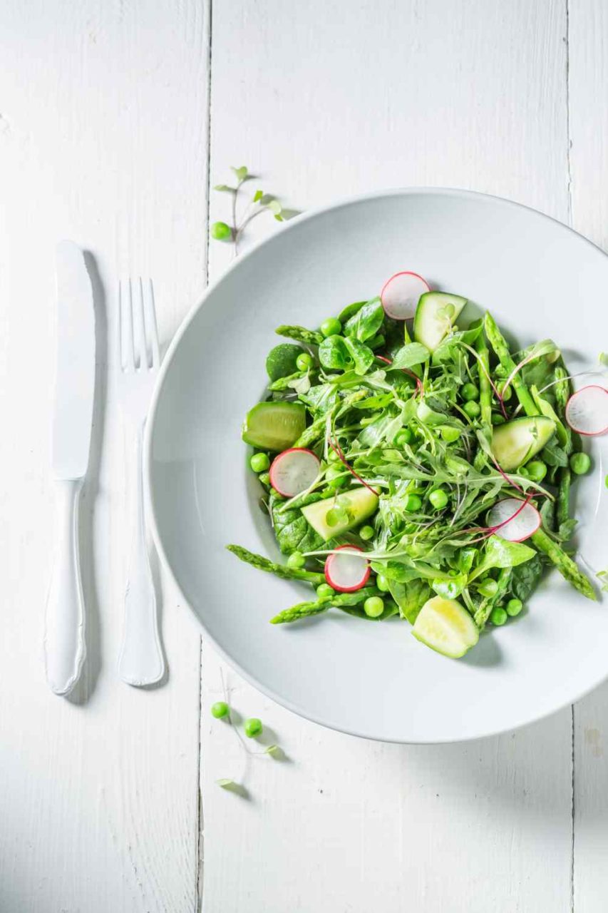 Grüner Spargelsalat mit Radieschen, Gurken, Erbsen und weiterm Gemüse