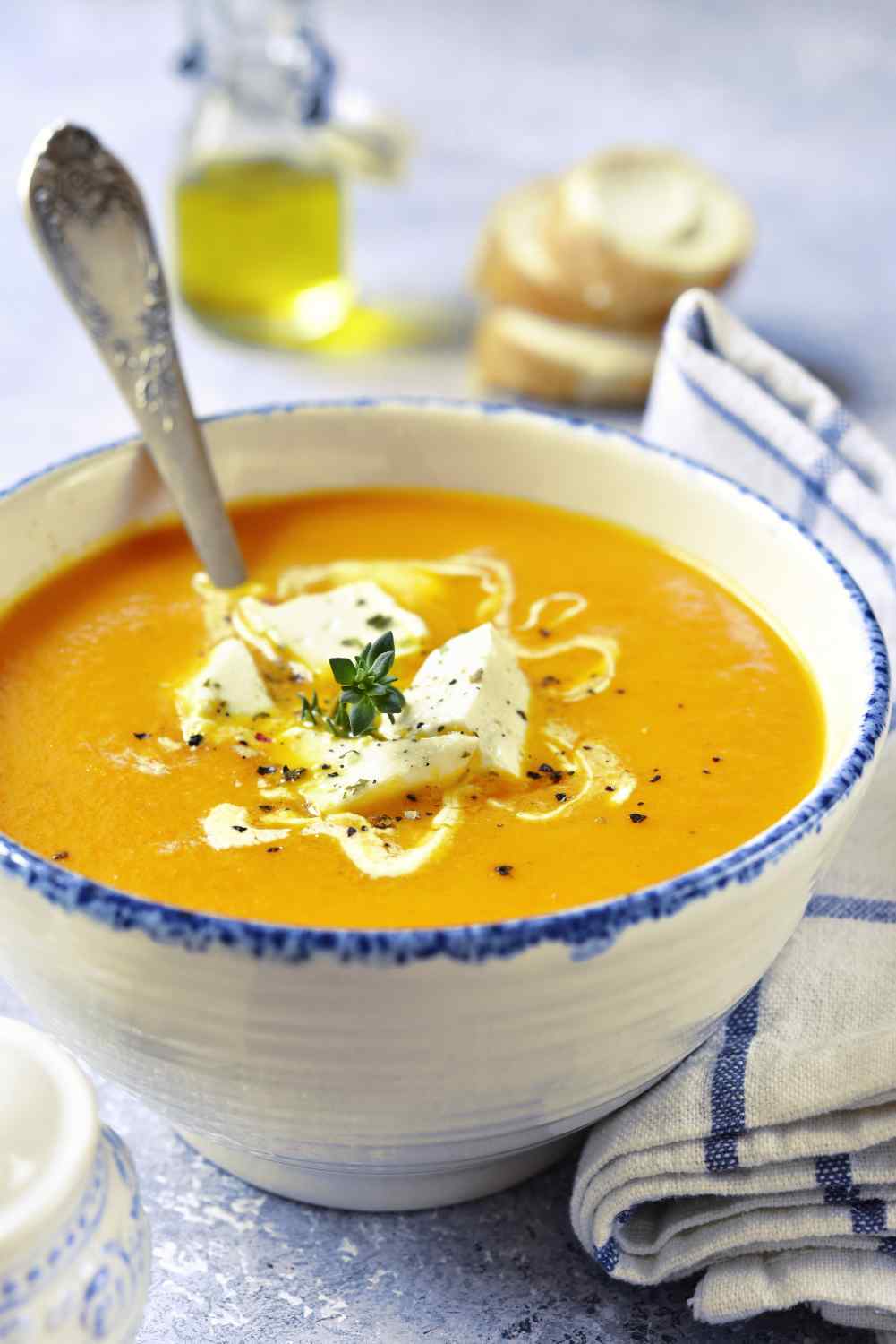 Suppe in Schüssel mit Käse