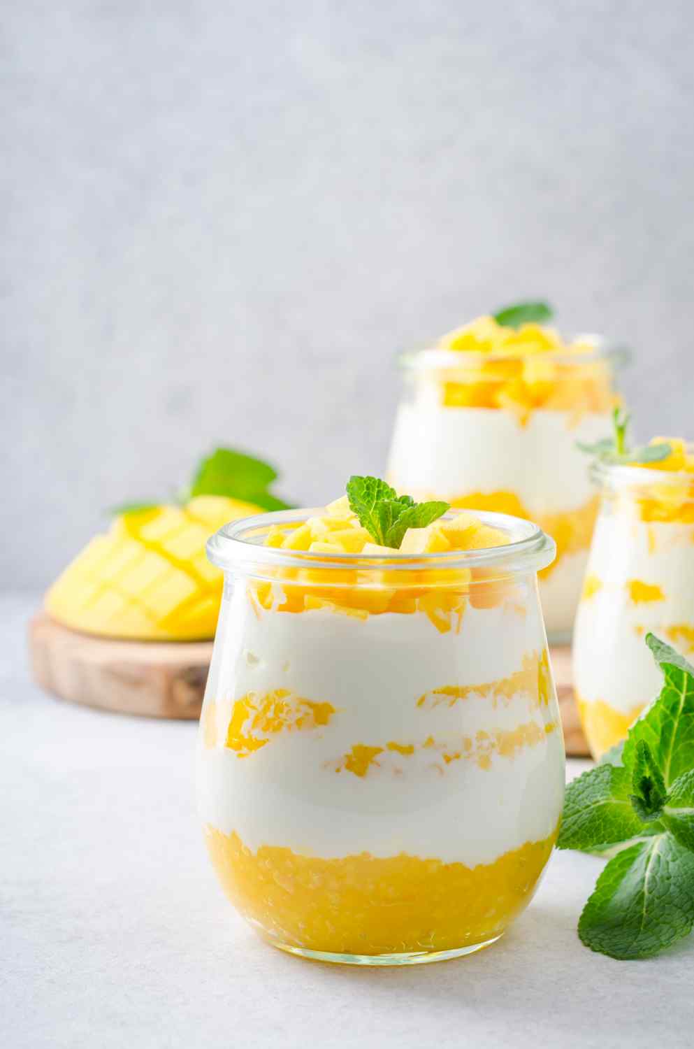 Gläser gefüllt mit Frucht- und Joghurtcreme