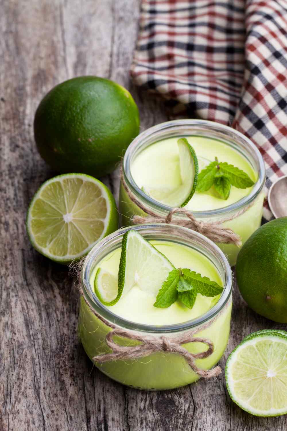 Joghurtcreme mit Limette und Minz-Apfelgelee