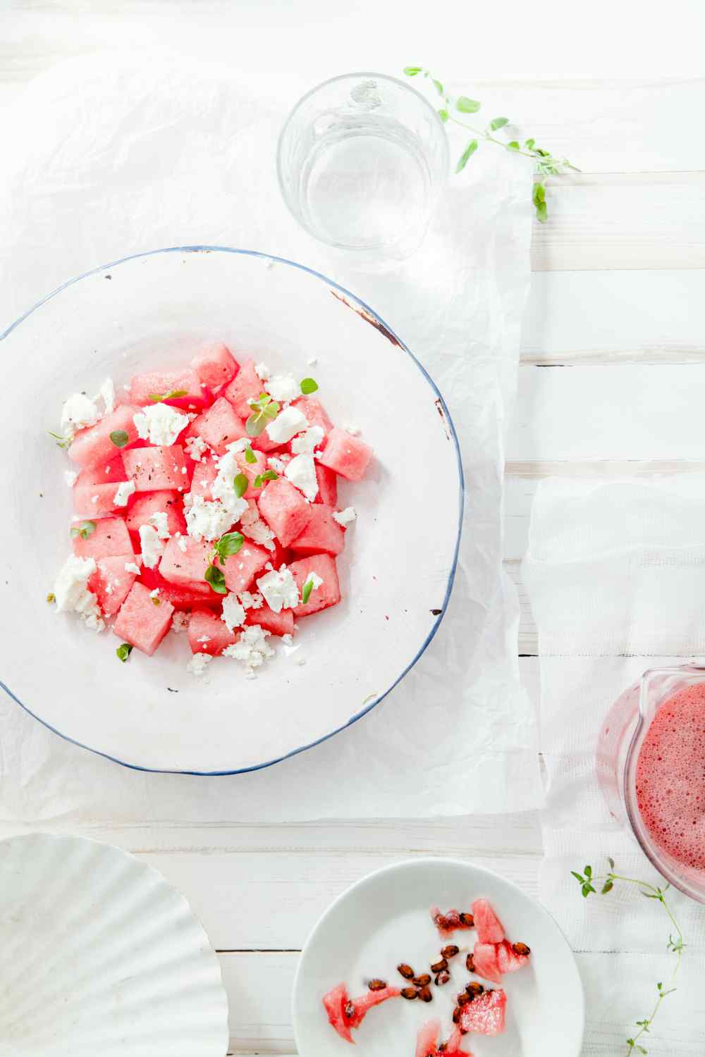 Melonenwürfel mit Fetakäse und Dressing