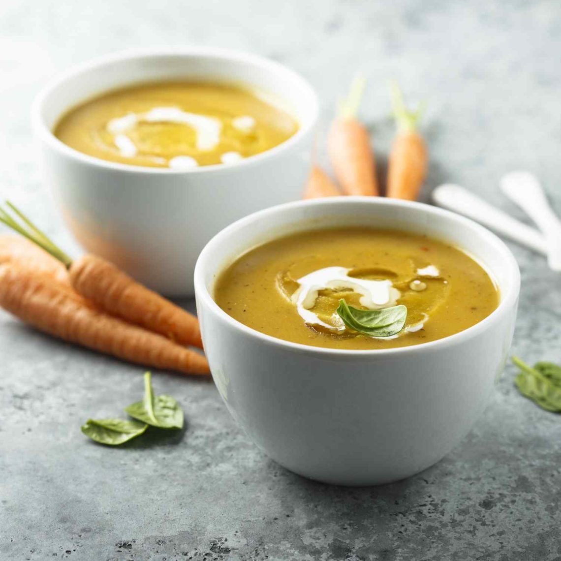 Suppe in Schüssel mit Basilikum