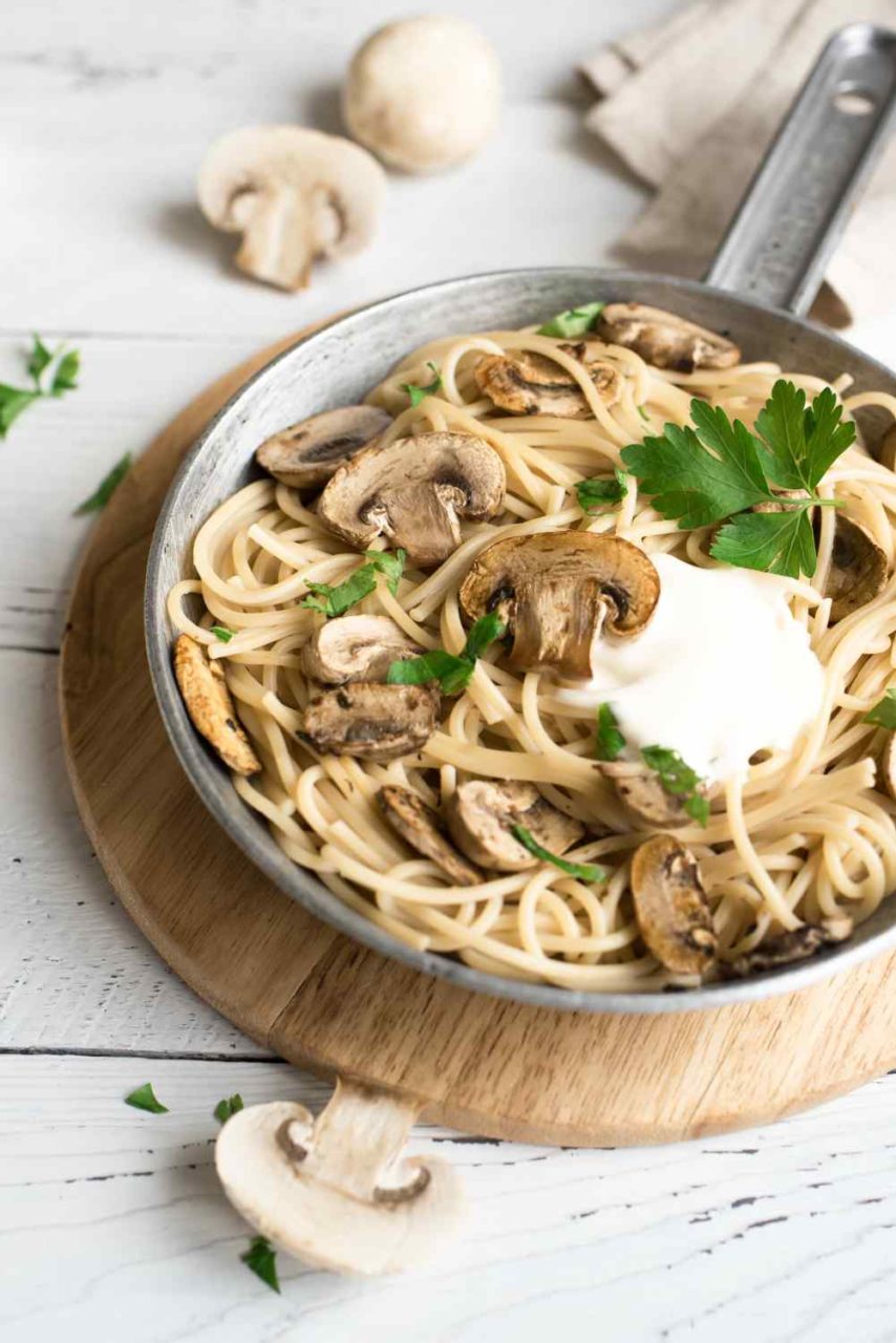 Pfanne mit Spaghetti, Campignons, Sahne und Kräutern