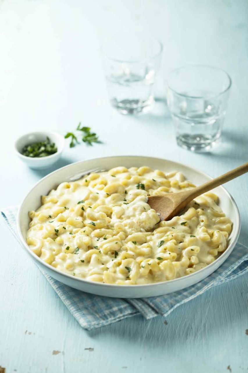 Teller mit Mac-and-Cheese und Holzlöffel