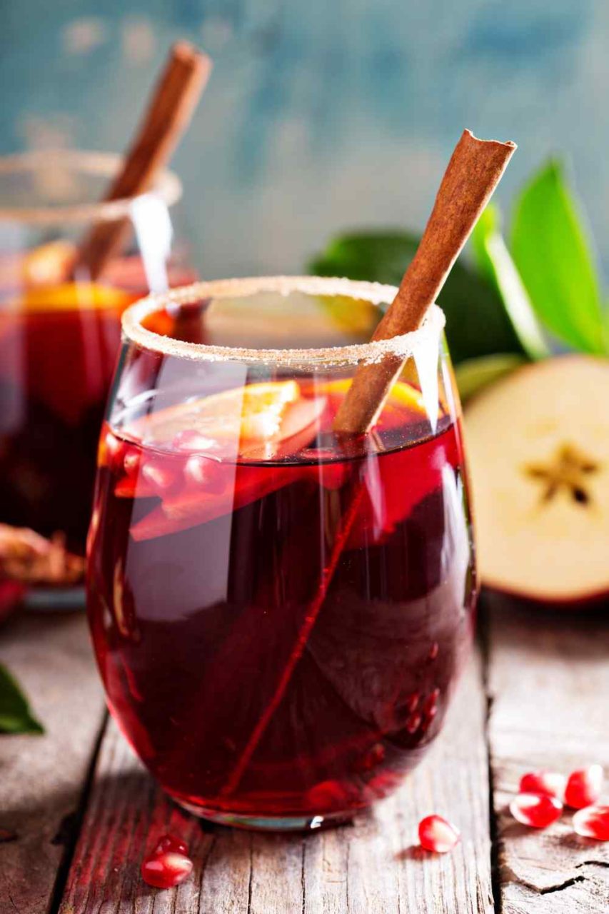 Sangria mit Zimtstange in Glas mit Zuckerrand