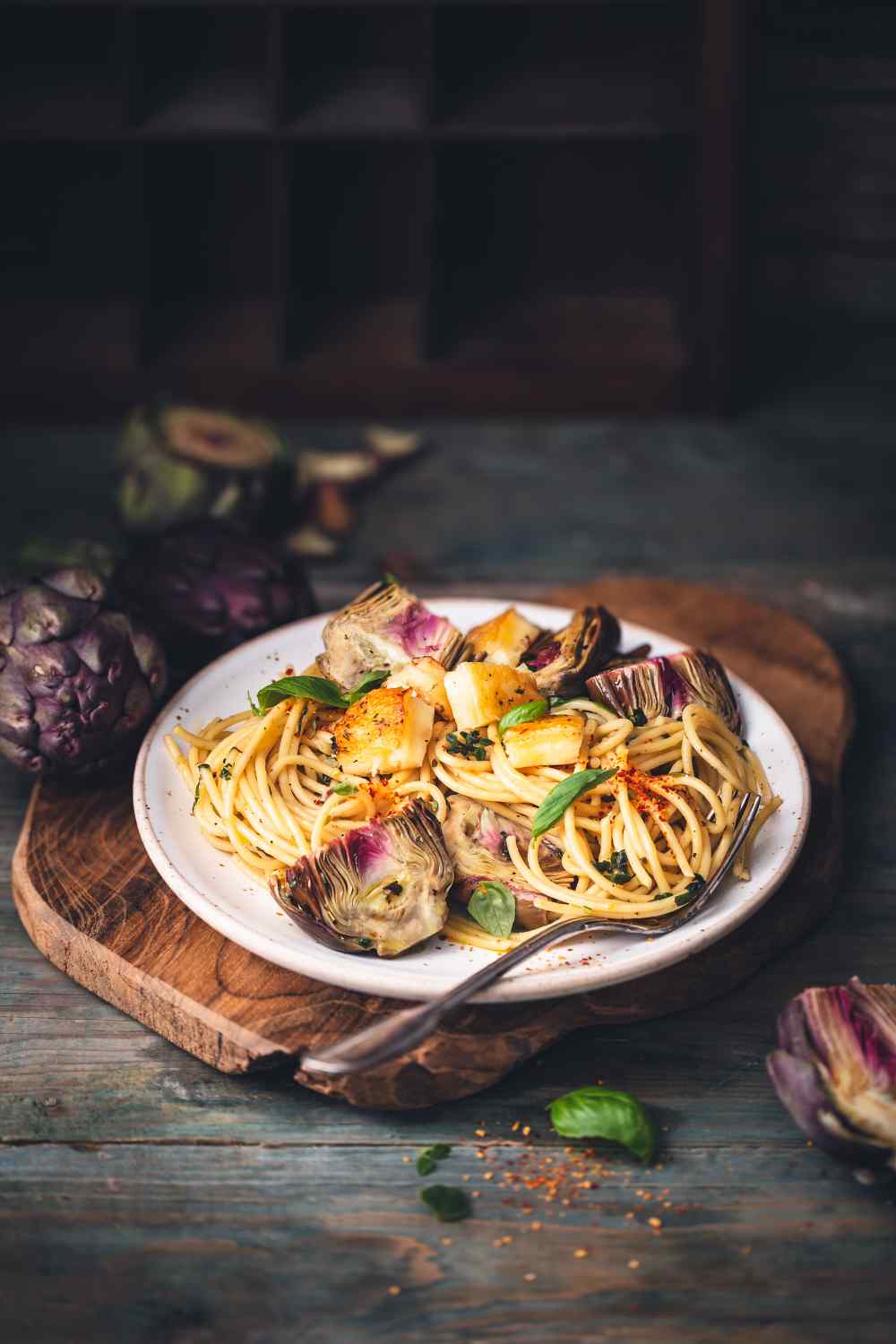 Spaghetti mit geviertelten Artischocken auf Teller