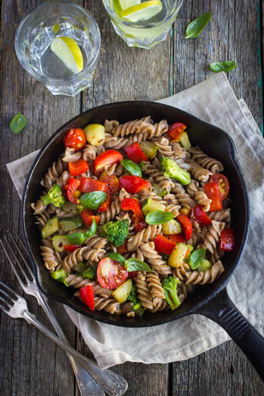 Pfanne mit Tomate, Nudeln und weiterem Gemüse