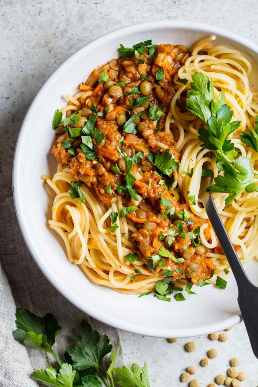 Schüssel mit Spaghetti, Bolognese und Kräutern
