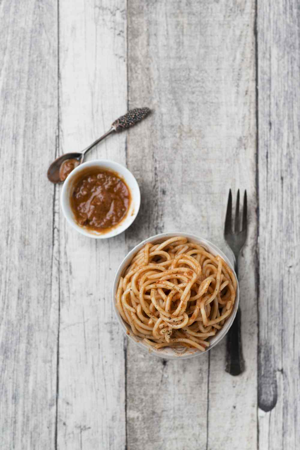 kleiner Teller mit Spaghetti mit Pesto