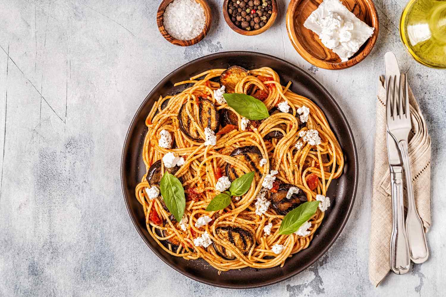Spaghetti mit Auberginen und Feta auf Teller