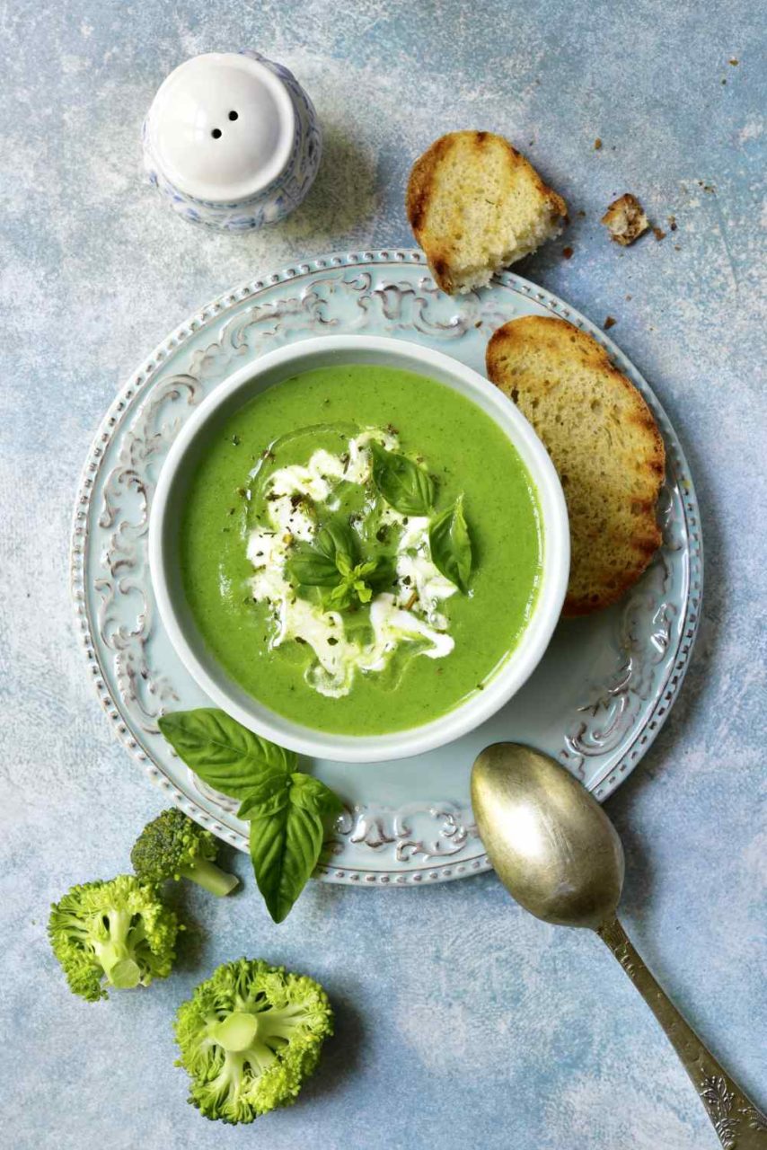 Suppe in Schüssel mit Brot und Brokkoli