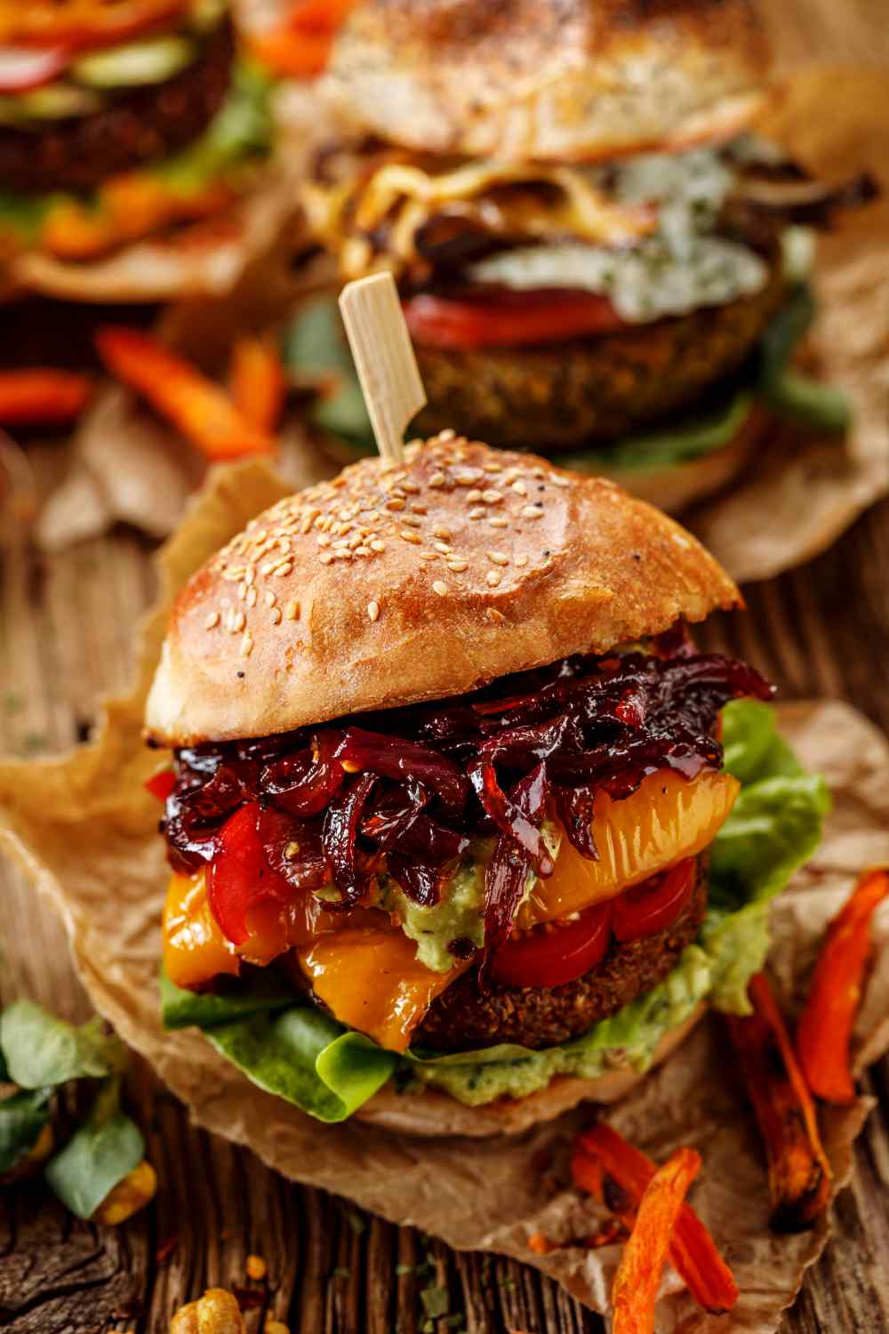 kleiner Bohnenpaddy Burger belegt mit verschiedenem gebratenem Gemüse und Salat