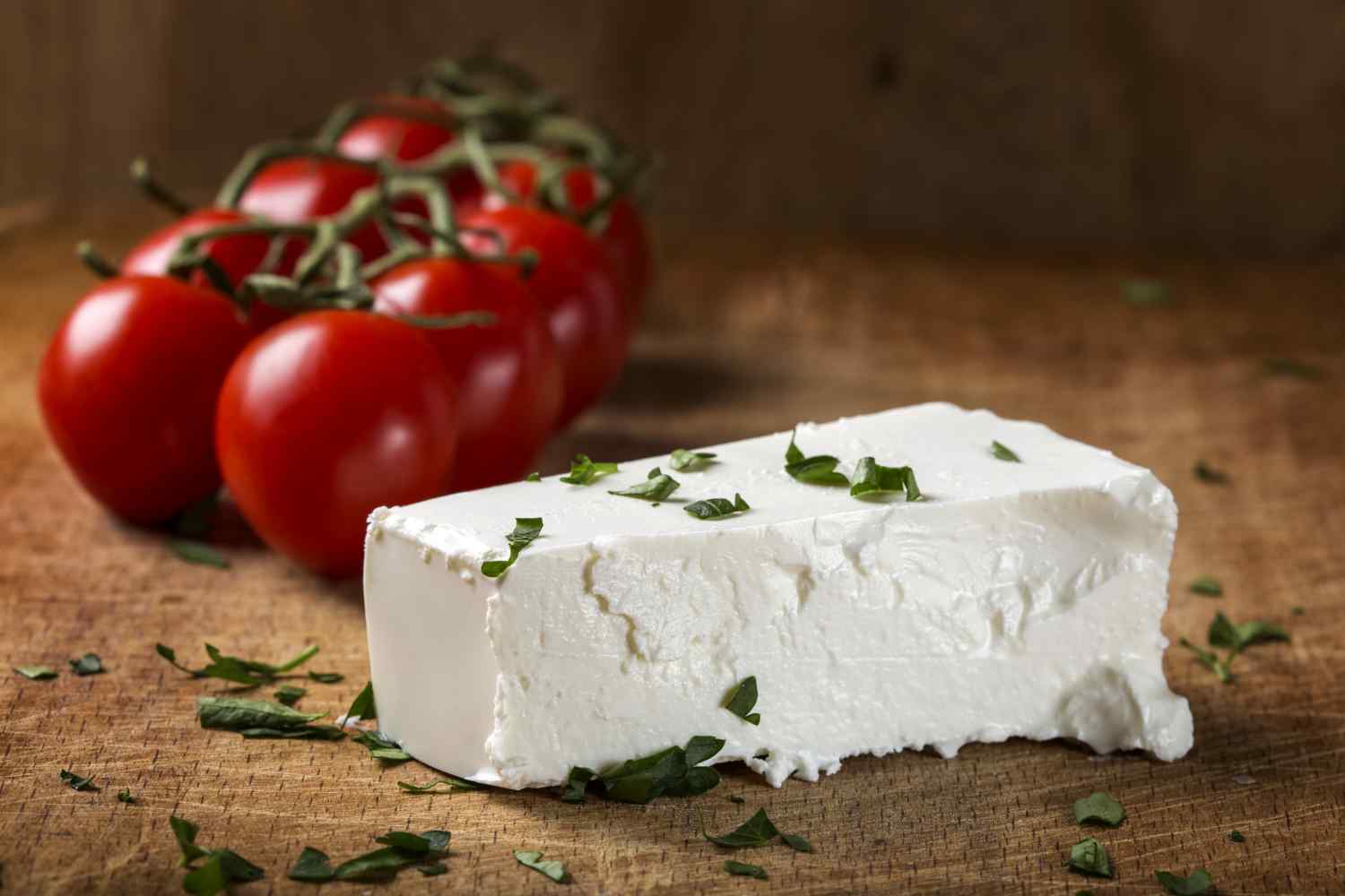 Block Fetakäse und frische Tomaten